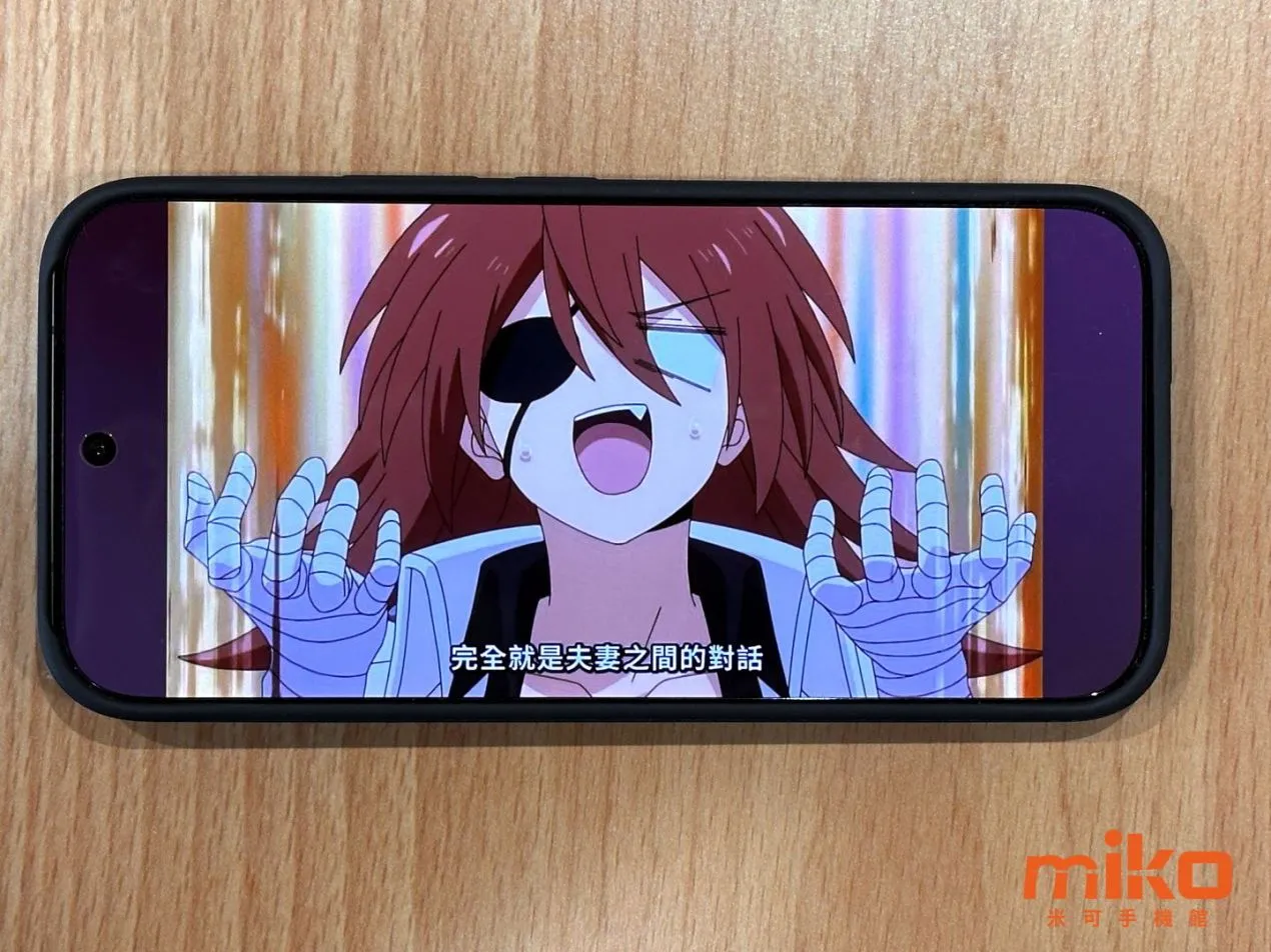 vivo V70 採用 OLED 螢幕面板，用來看動畫效果很好